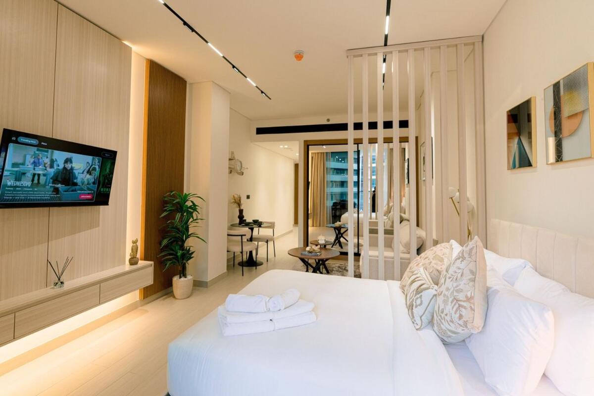 Stylish central apartment, own Jaccuzi, burj view - 2