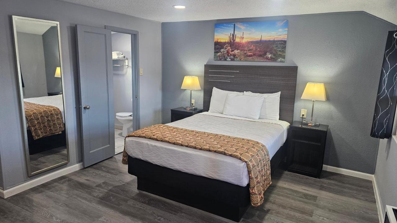 Image: Travelers Inn