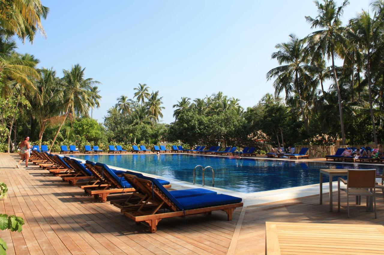 Heated swimming pool: Vilamendhoo Island Resort & Spa