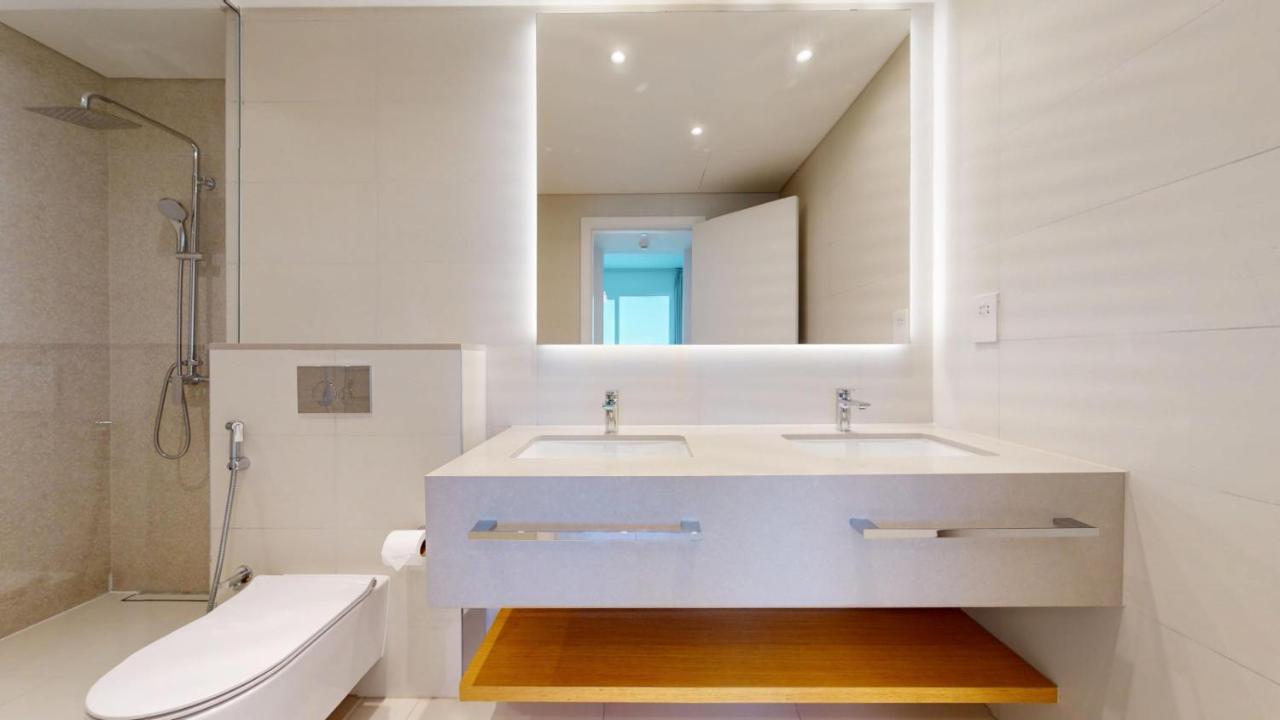 Vacationer Holiday Homes l Chic 2 Bedroom l Sea Views l Private Beach Access - 3