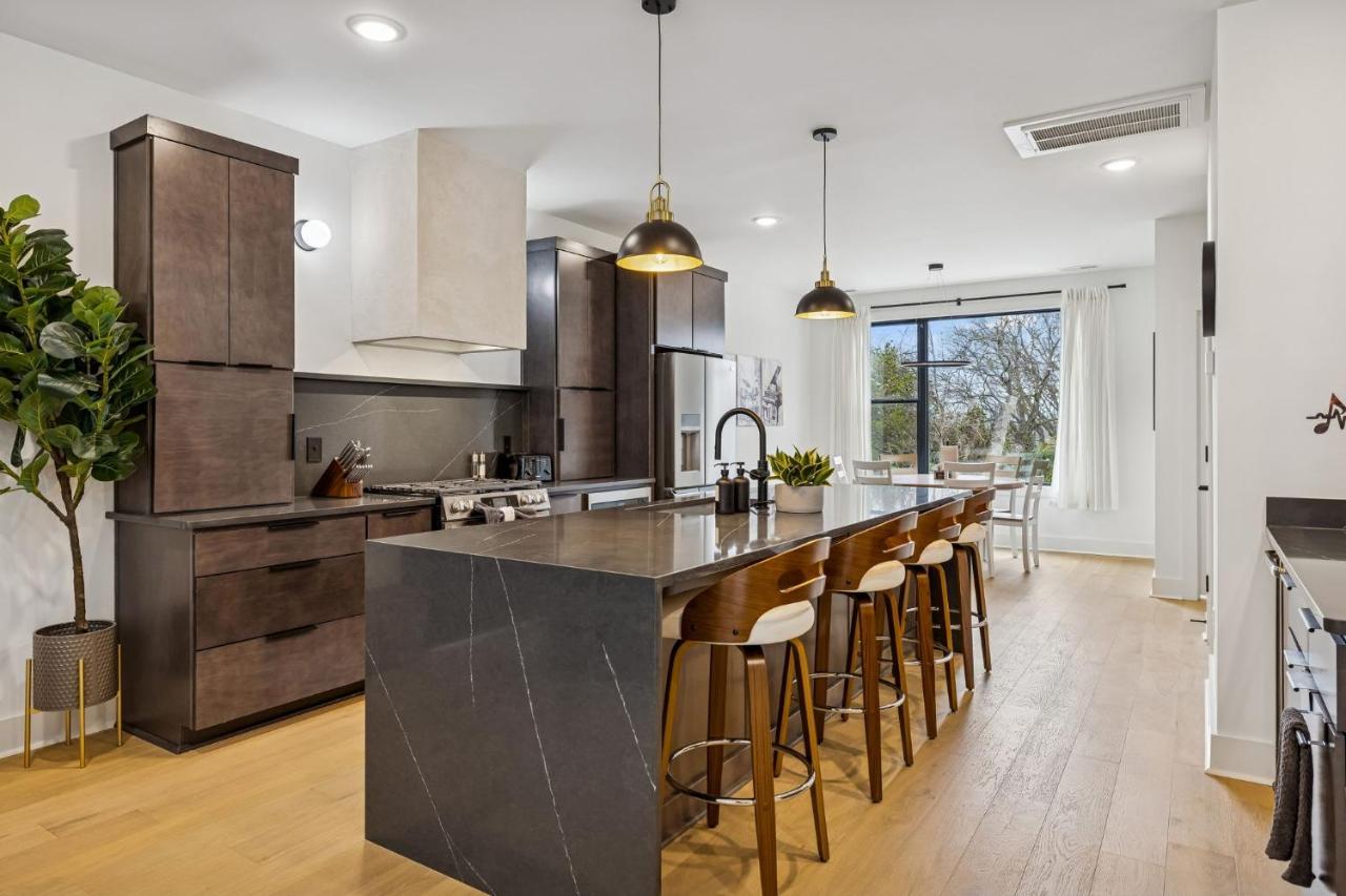 3BR Townhome Rooftop Views Hot Tub & Fireplace - 2