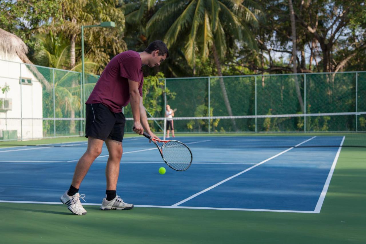 Tennis court: Meeru Island Resort & Spa