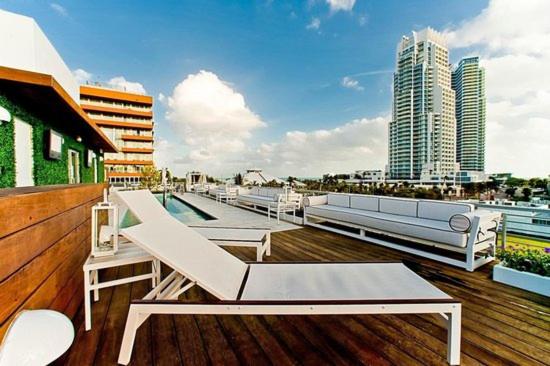 Rooftop swimming pool: Prime Hotel Miami