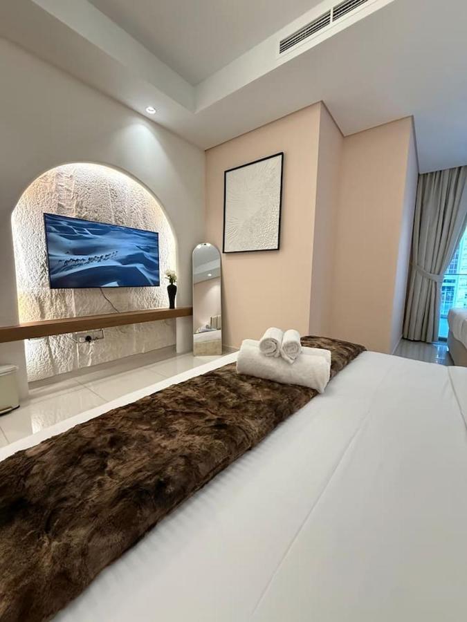 Luxury 2BR, Burj Khalifa View, Fully equipped, Top Amenities - 4