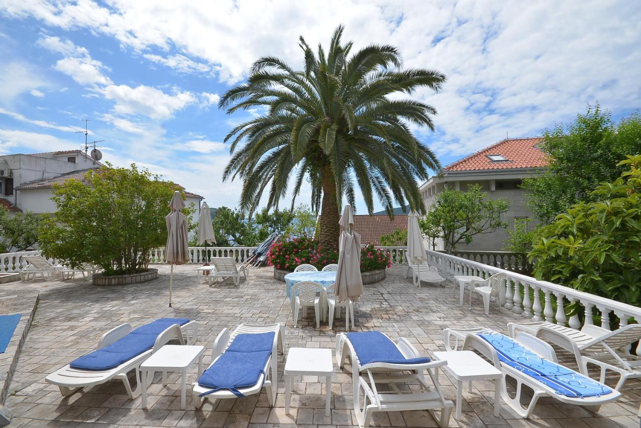Heated swimming pool: Hotel Vila Margot