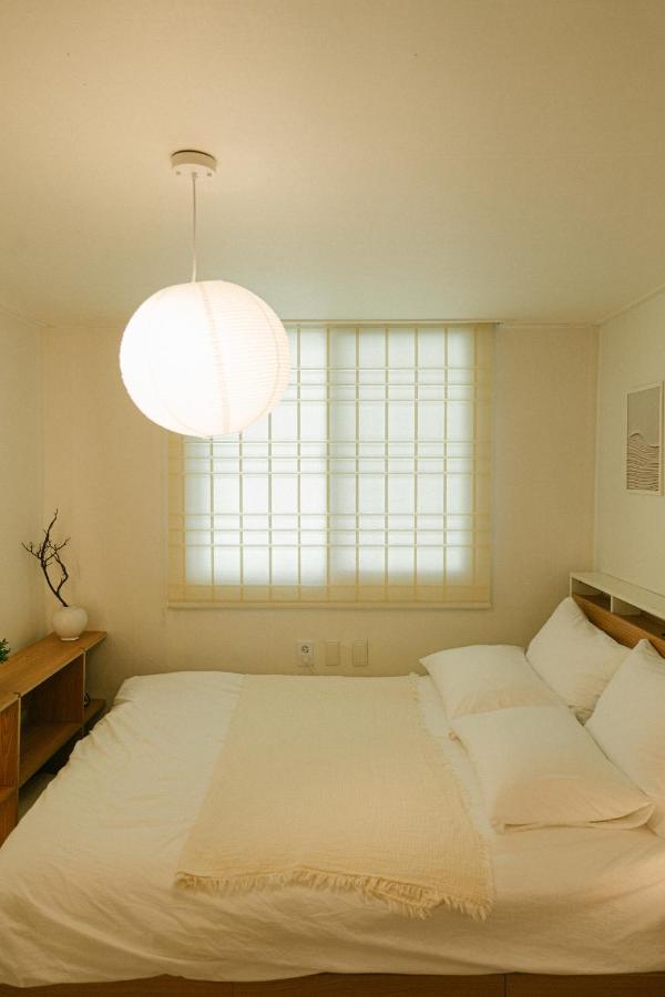 Soft Minimal 2BR Home near Dongdaemun, 2 stops to Myeongdong - 2