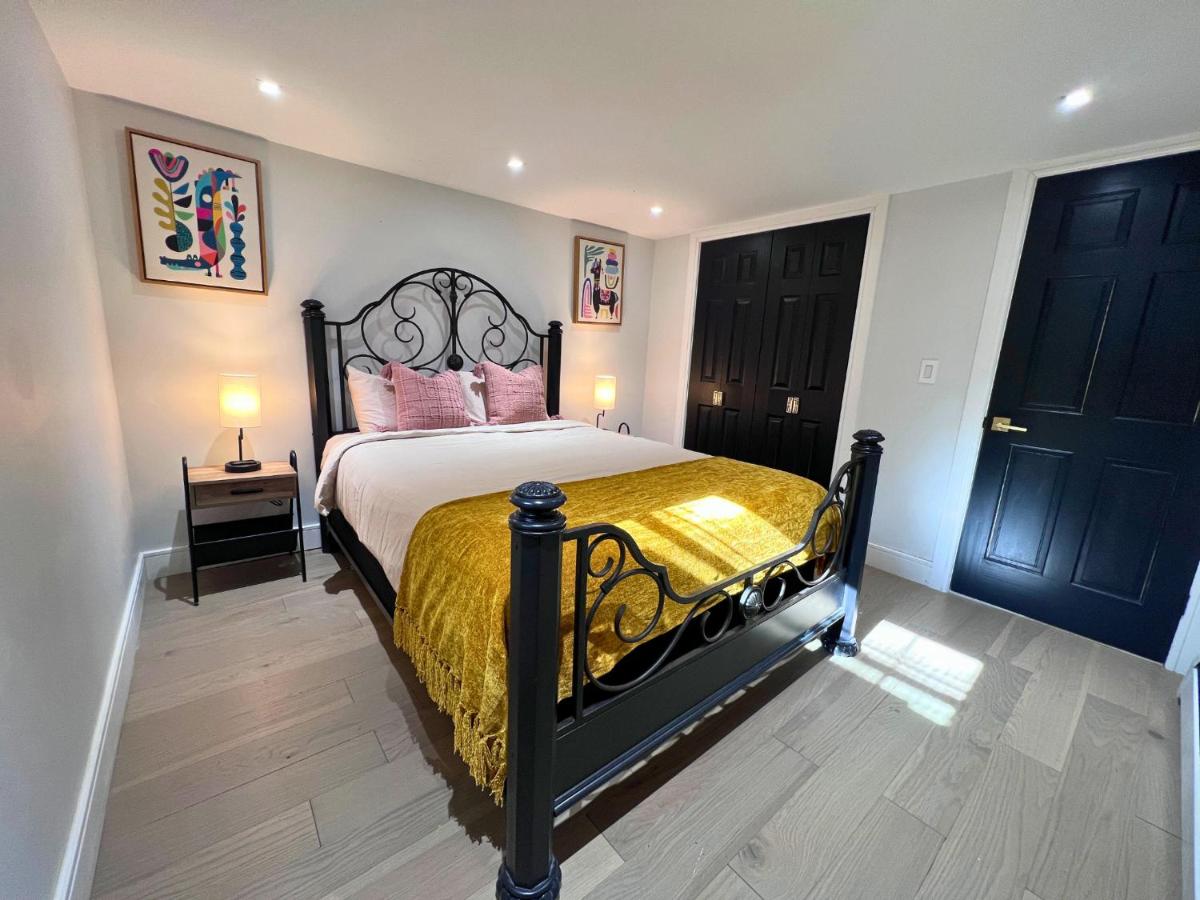 Great location with parking, 10 min to LGA & subway - 2