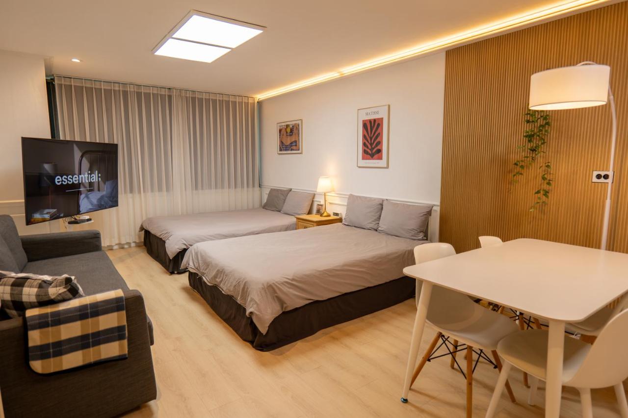 Direct Elevator to Hongdae Station, NEW Residence by 13yr Superhost