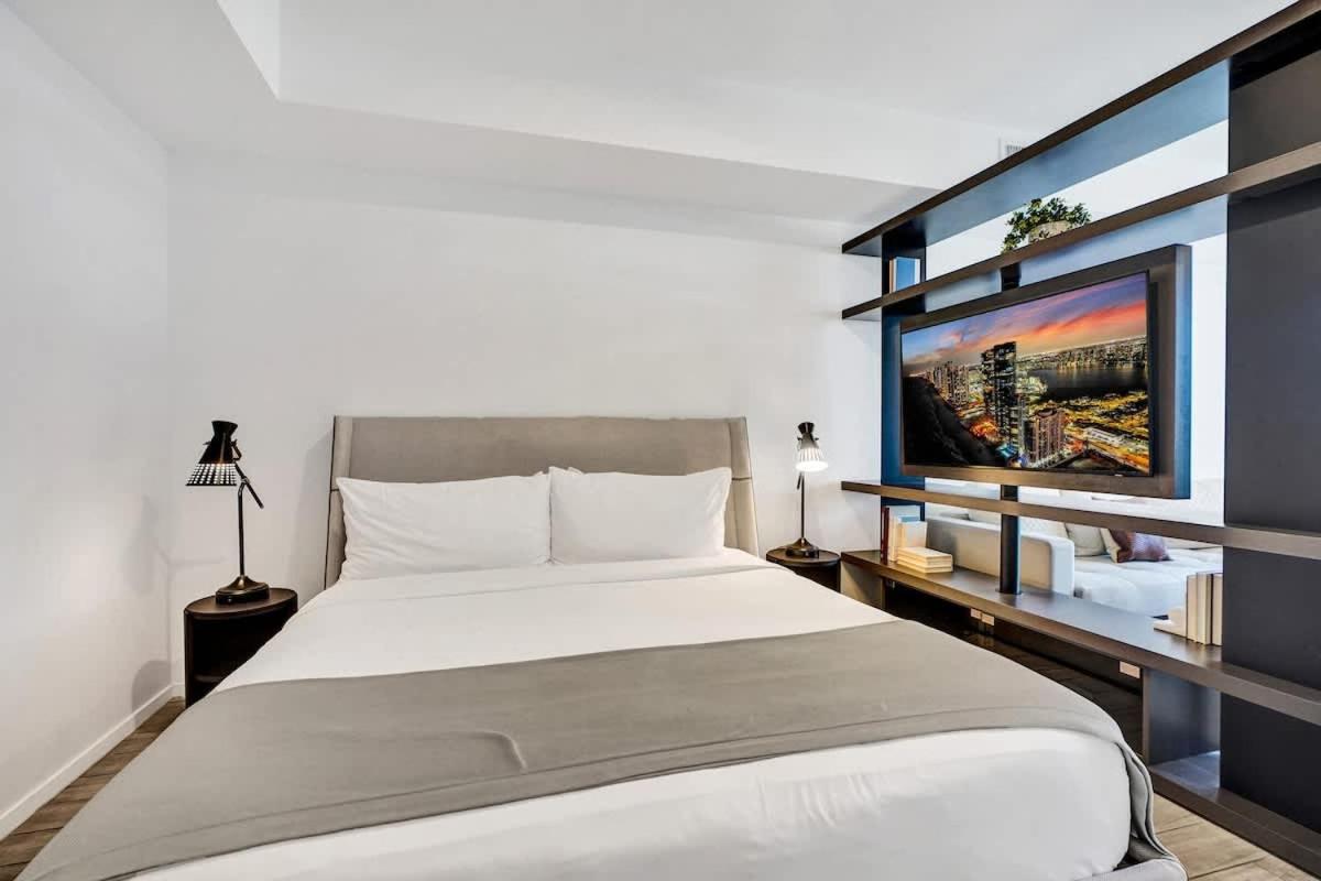 Lux Studio Miami and Bay views - 2