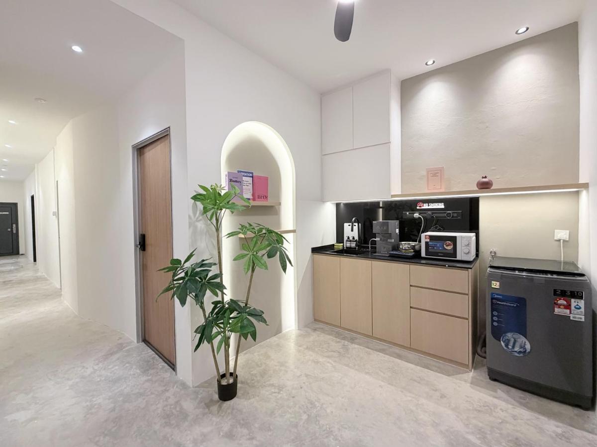 Rooms at Jalan Tekun 3mins Walk to Pelangi Plaza - 4