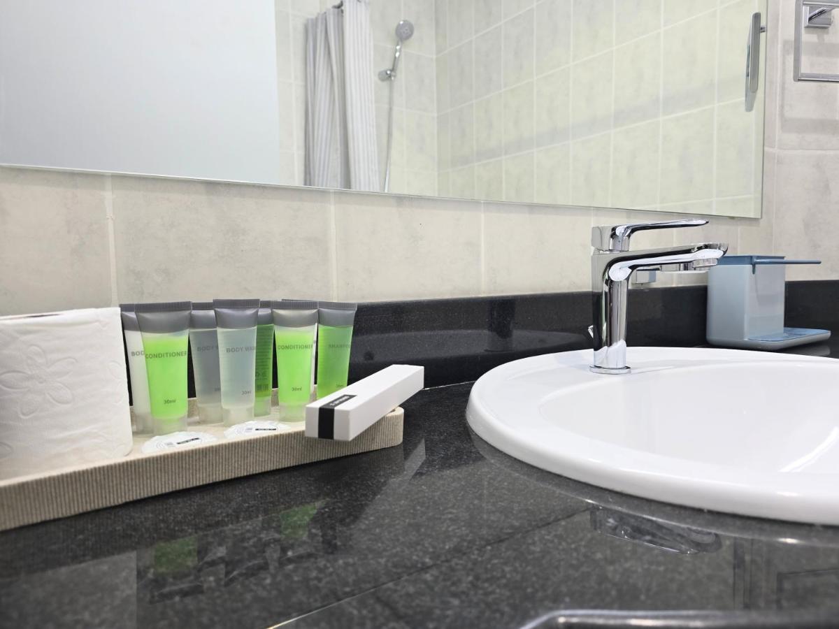 Marina Breeze - Serene Yacht Views near Ain Dubai 3 BR Apartment - 3