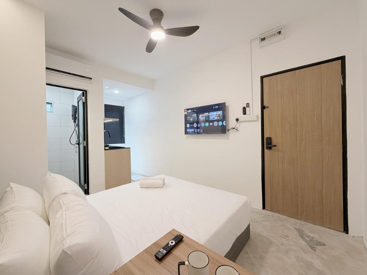 Rooms at Jalan Tekun 3mins Walk to Pelangi Plaza - 5