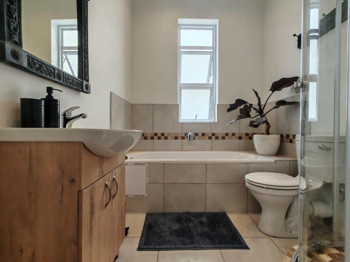 Lyron - Large, central and secure 3 bed with ACs and workspace - 2