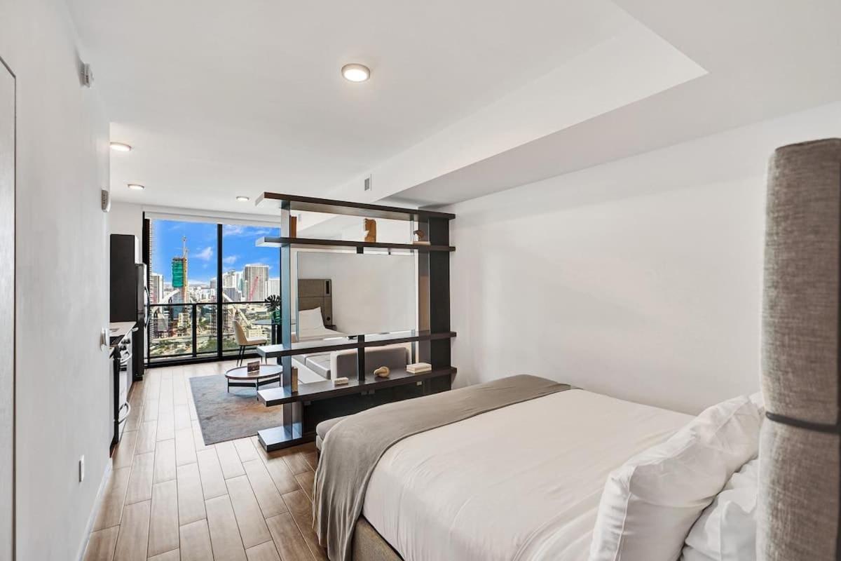 4504 Lux Miami Studio City and Bay Views - 3