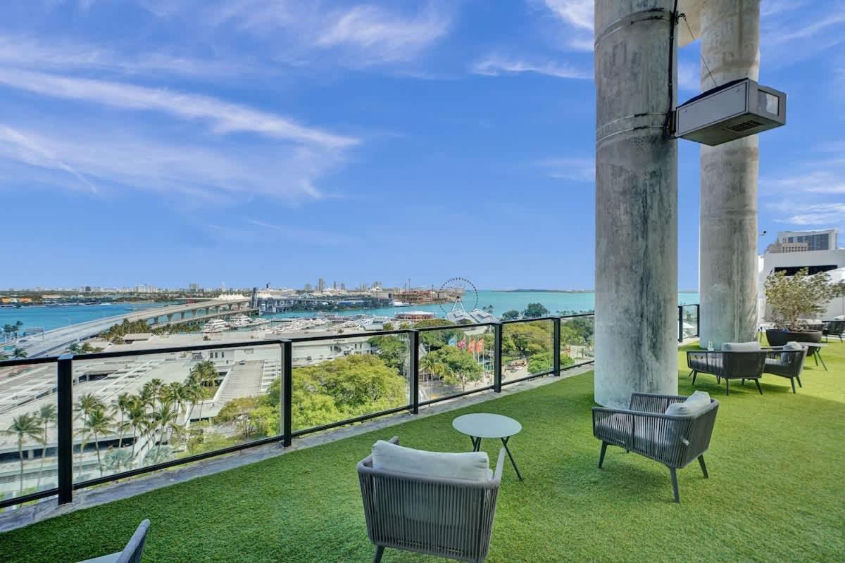 4504 Lux Miami Studio City and Bay Views - 4