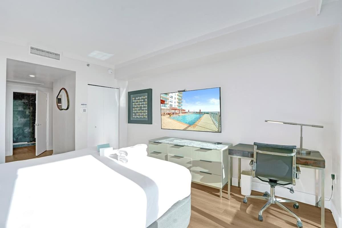 Coconut Grove Suite 20th Floor Suite with Views - 2