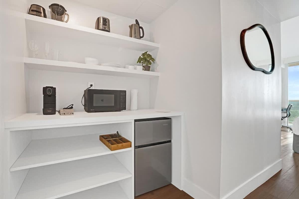 Coconut Grove Suite 20th Floor Suite with Views - 3