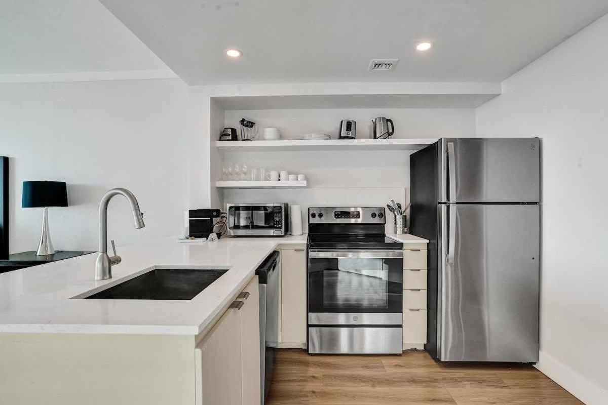 The Arya Escape 20th Floor Suite with Kitchen - 2