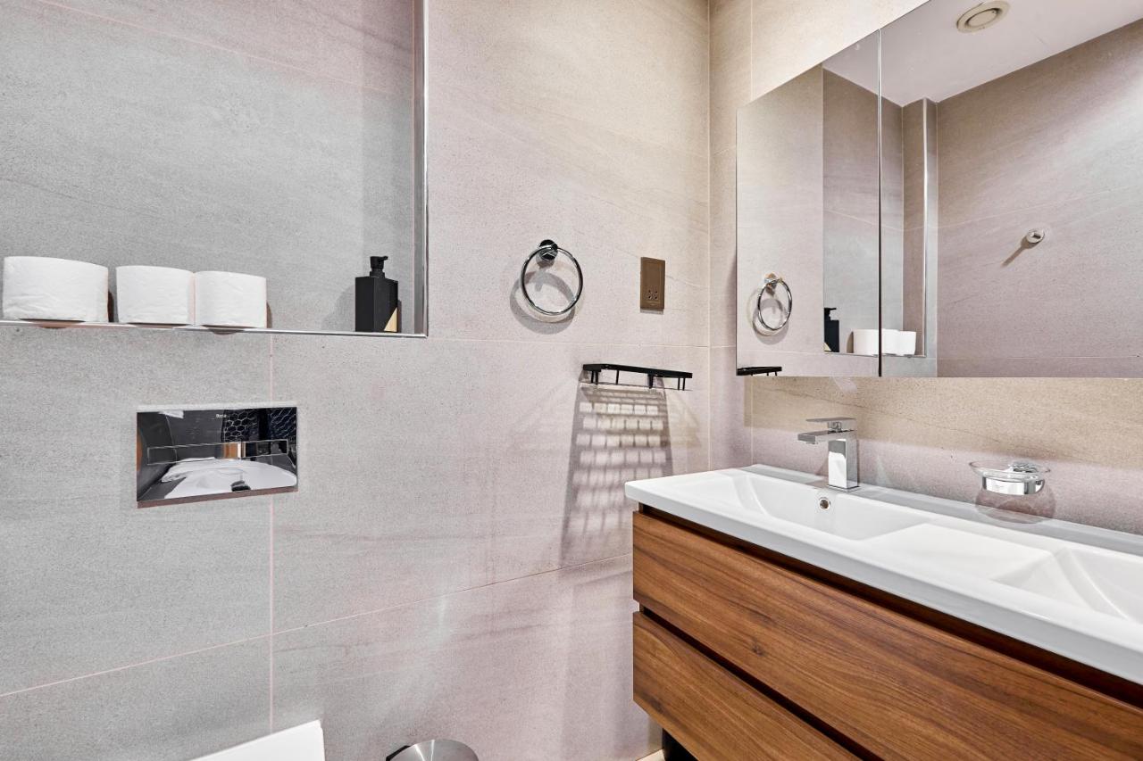 Private room in BURJ KHALIFA facing 3BR luxury apartment in Downtown Near Dubai Mall Metro - 3