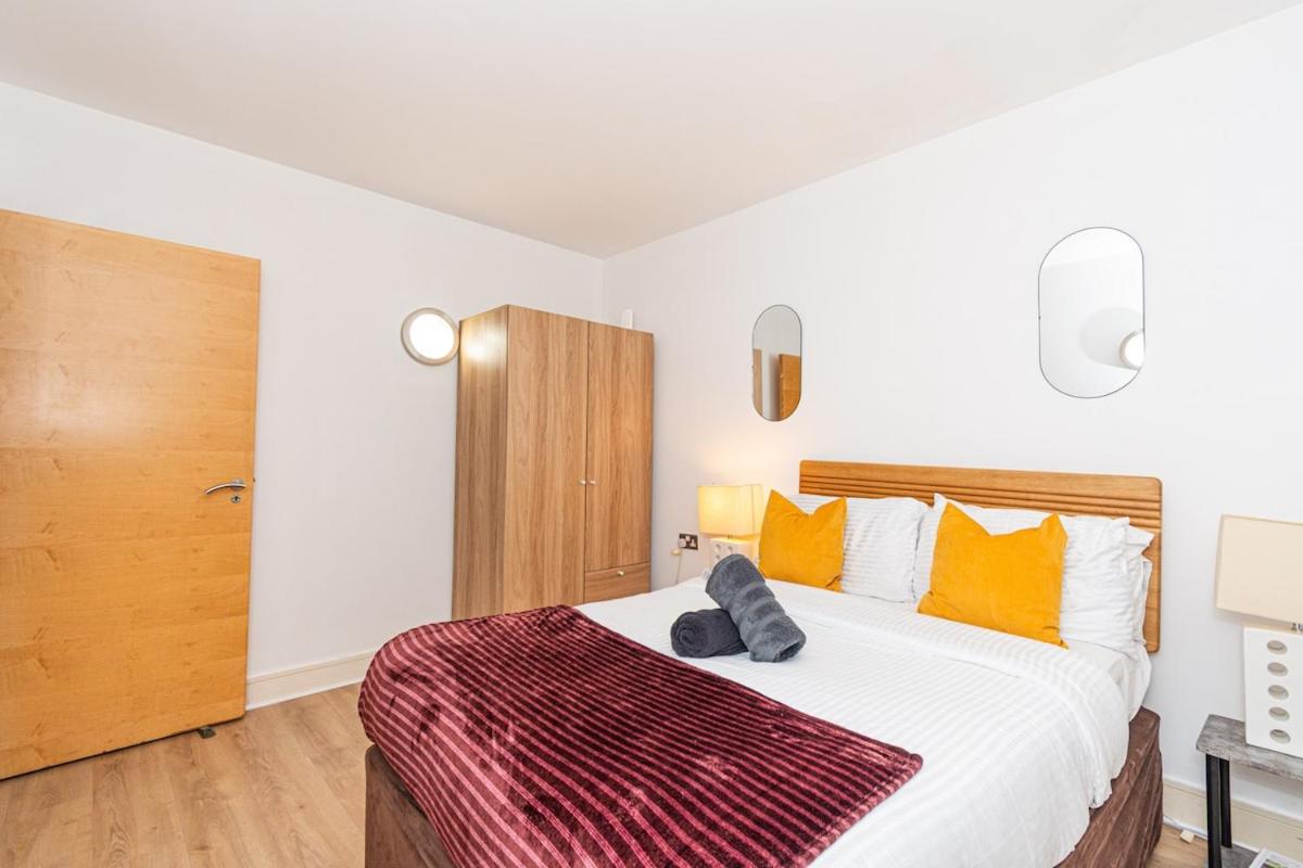 Amanah Properties - Stylish 3-Bedroom Skyline Apartment Near London Bridge - 4