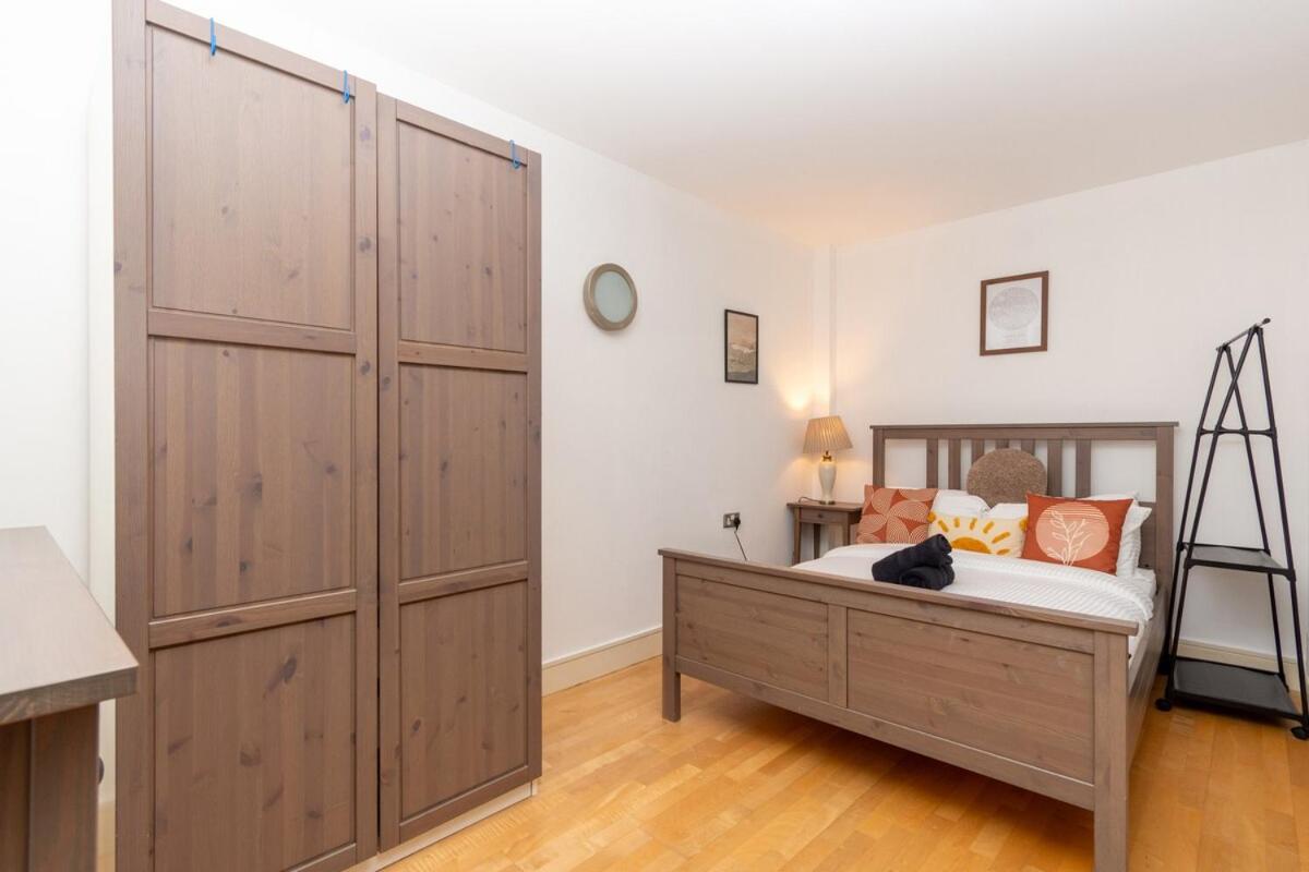 Amanah Properties - Stylish 3-Bedroom Skyline Apartment Near London Bridge - 3