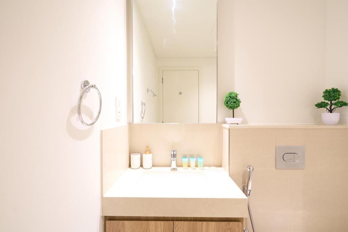 Stylish 4BR with Burj View and Dubai Mall Connection - 3