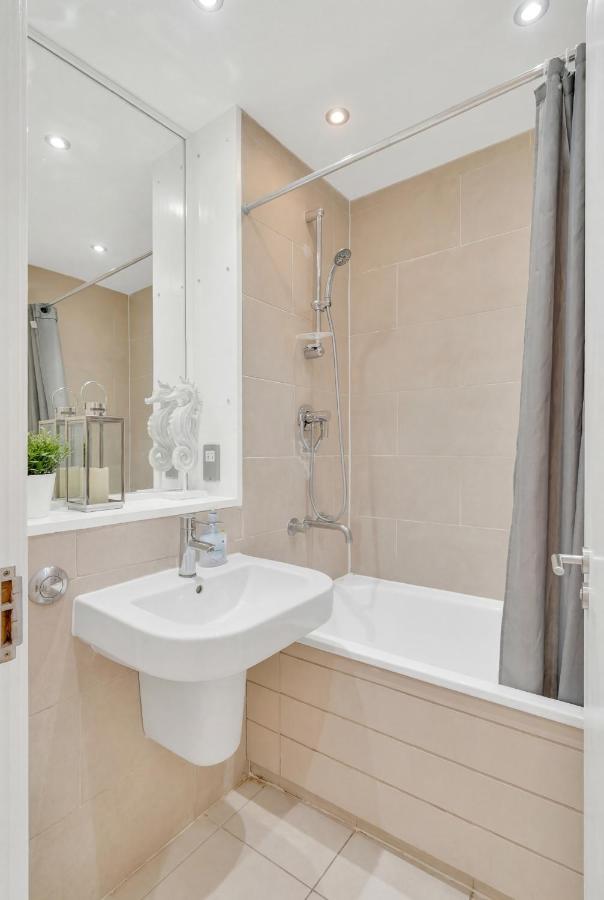 Stylish Modern 1-Bedroom Apartment with Fast Transport Links - 3