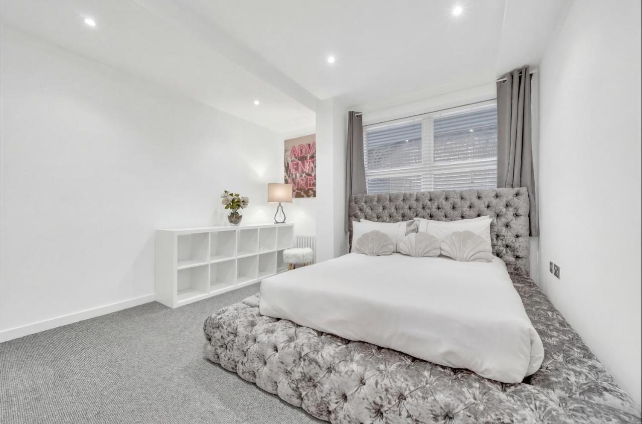 Stylish Modern 1-Bedroom Apartment with Fast Transport Links - 2