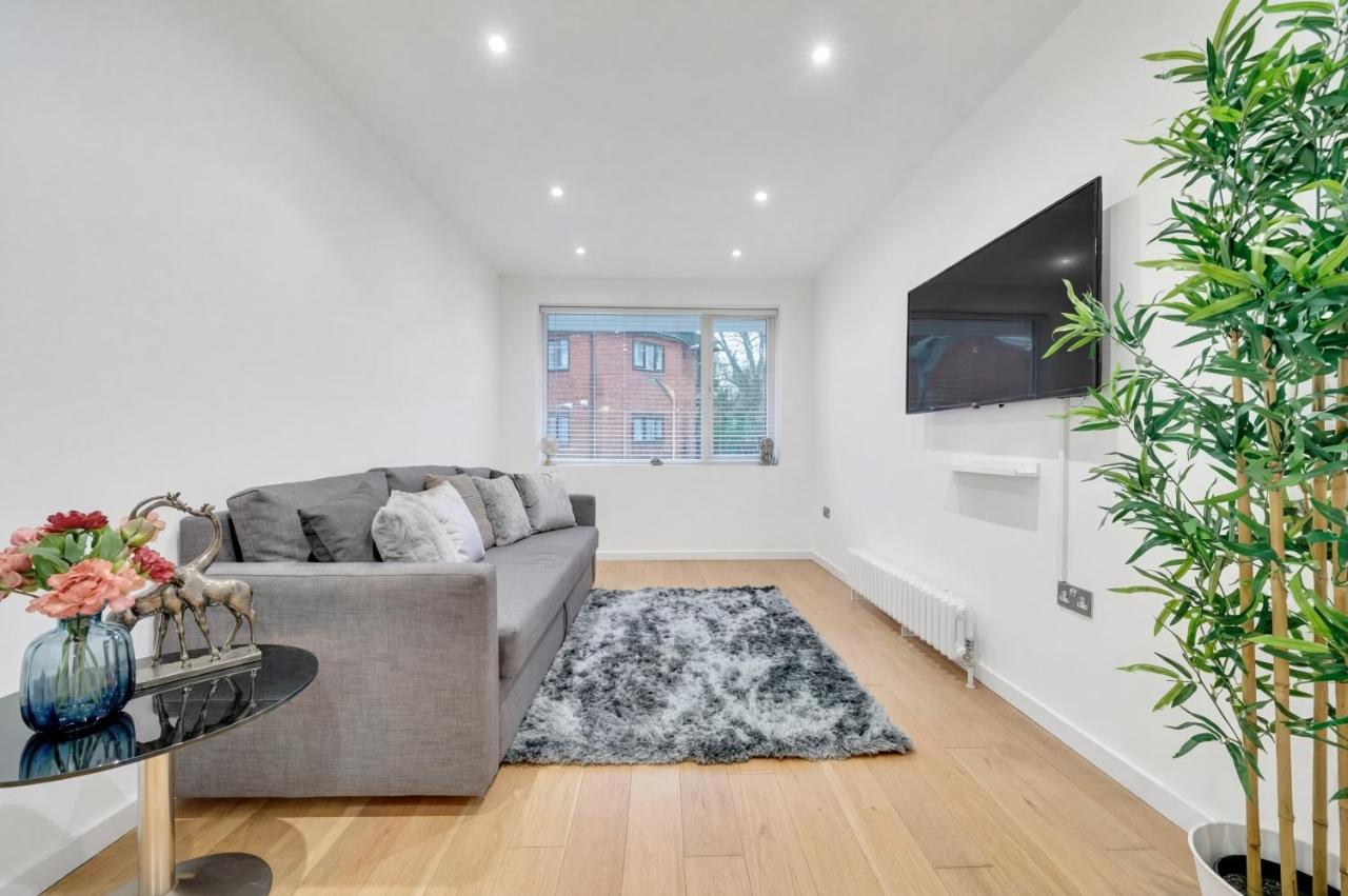 Stylish Modern 1-Bedroom Apartment with Fast Transport Links