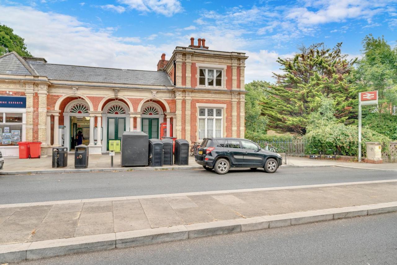 Stylish Modern 1-Bedroom Apartment with Fast Transport Links - 5