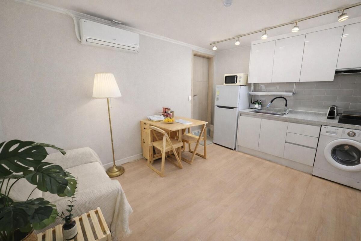 STAY H # Prime Location # 1 Stop to Seongsu # Lines 2,5 #Hongdae# Myeongdong# KSPO #DDP - 4