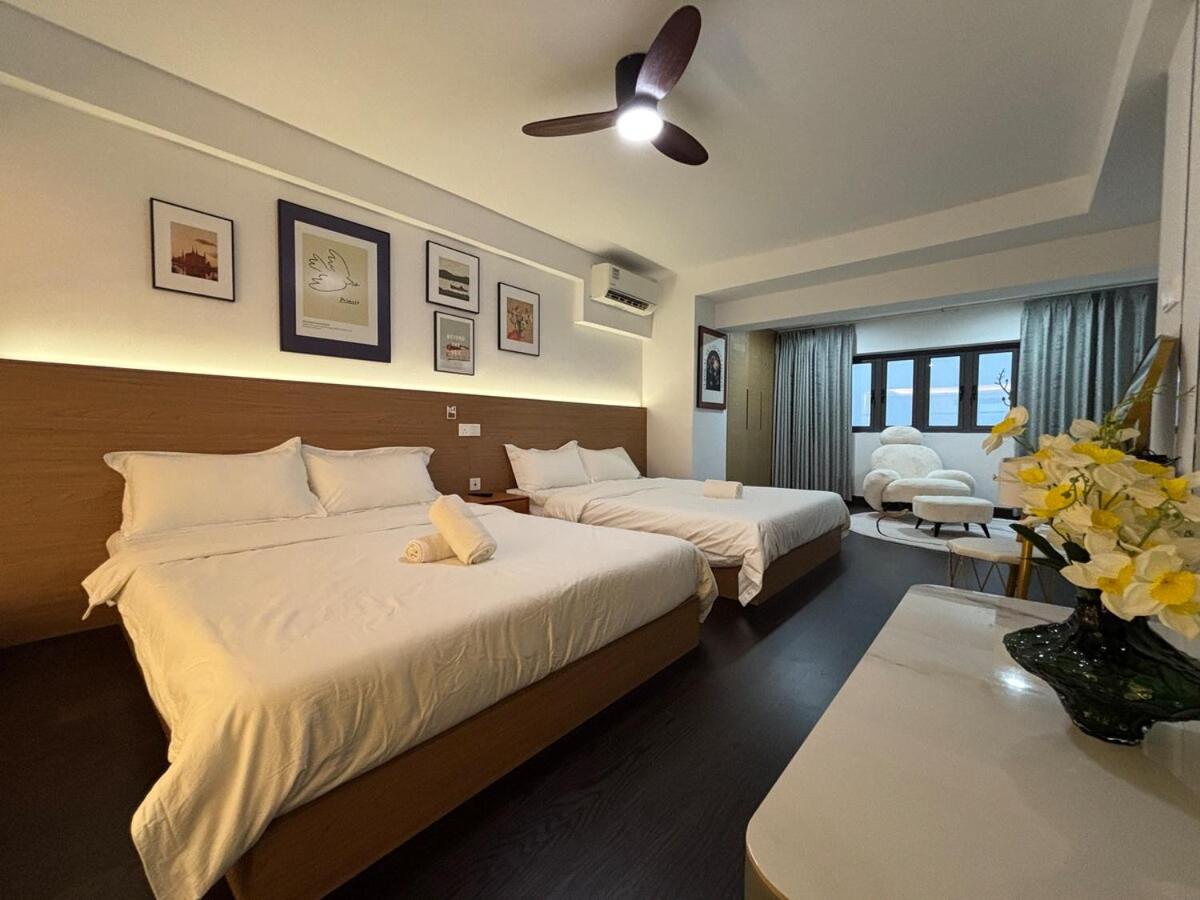 Sea view duplex, next to Singapore