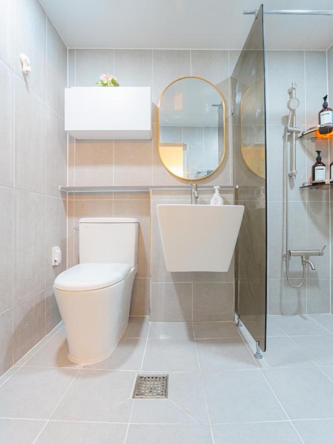 Hongdae 5 minutes, park view, 8-person family, free parking, luggage storage, early check-in, late check-out, infant welcome, dryer and bidet - 5