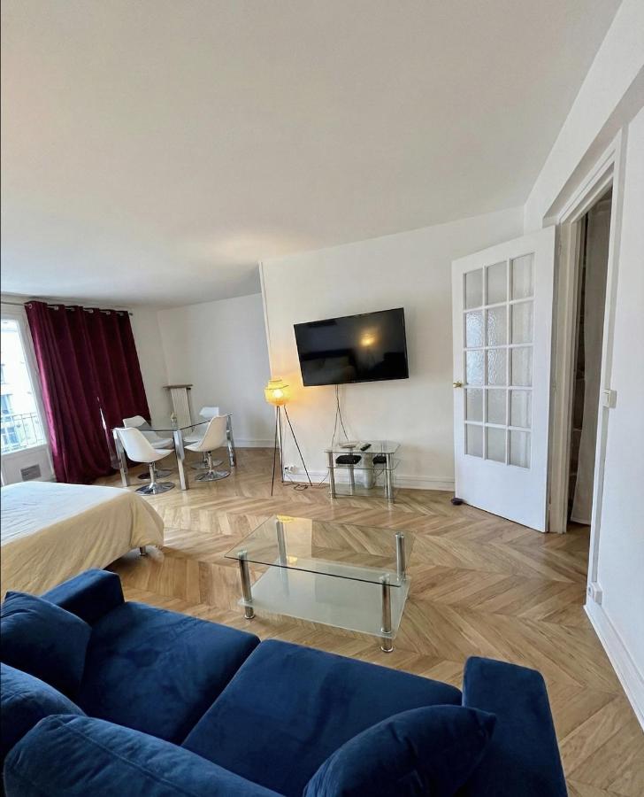 Studio Tour Eiffel Lecourbe Paris