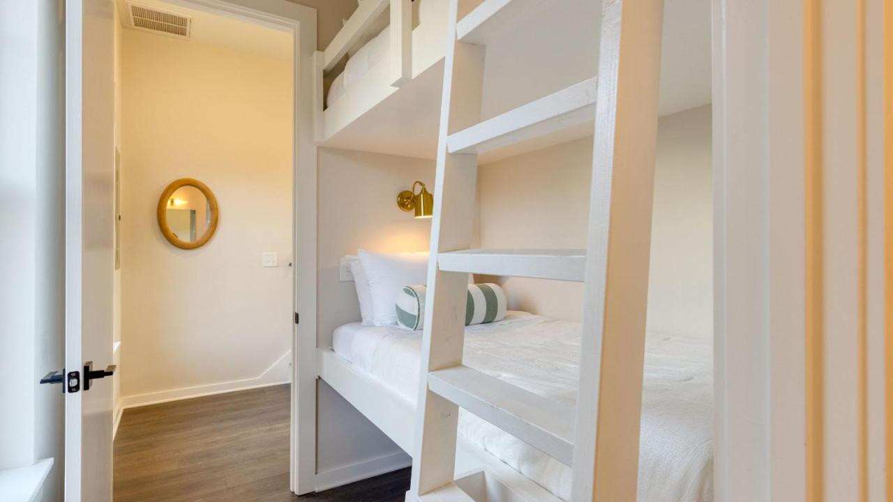 Sleeps 16 2 Modern Townhomes Minutes to Broadway Lischey 98 Degrees by AvantStay - 3