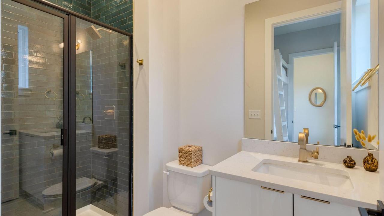 Sleeps 16 2 Modern Townhomes Minutes to Broadway Lischey 98 Degrees by AvantStay - 2