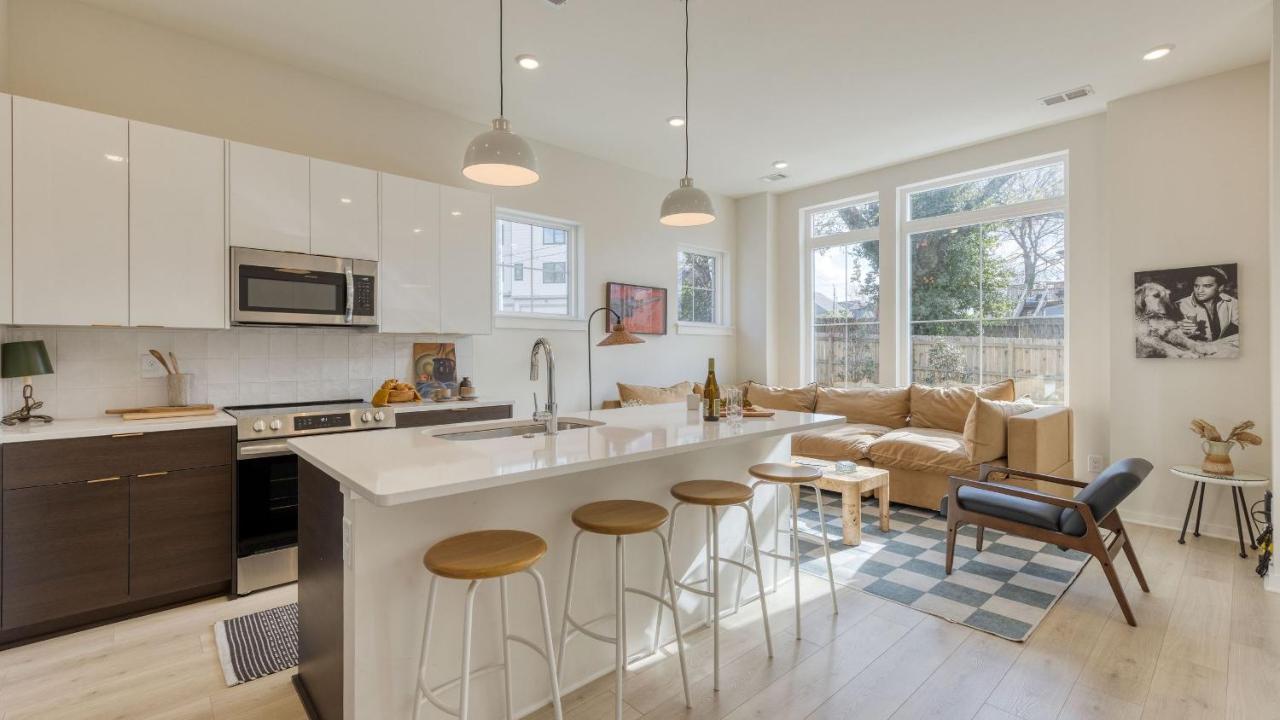 2 New Townhomes w Balcony Mins to Broadway Sleeps 16 98 Degrees The Stage - 4