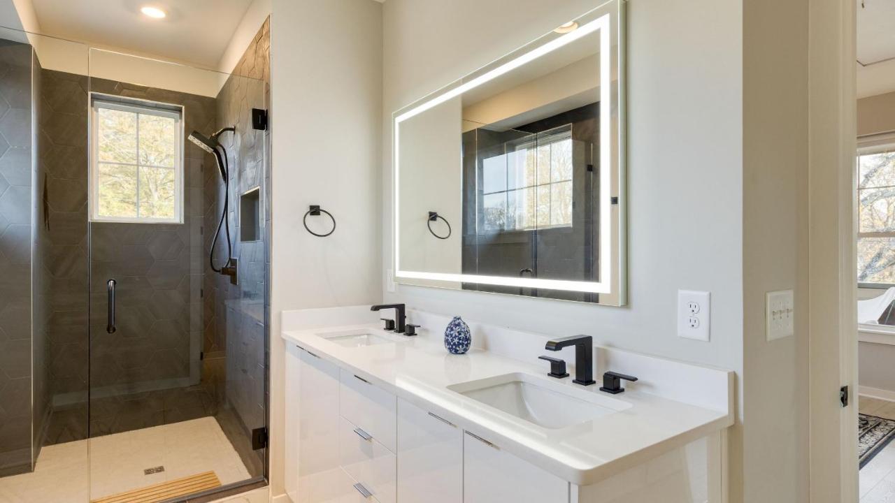 2 New Townhomes w Balcony Mins to Broadway Sleeps 16 98 Degrees The Stage - 5