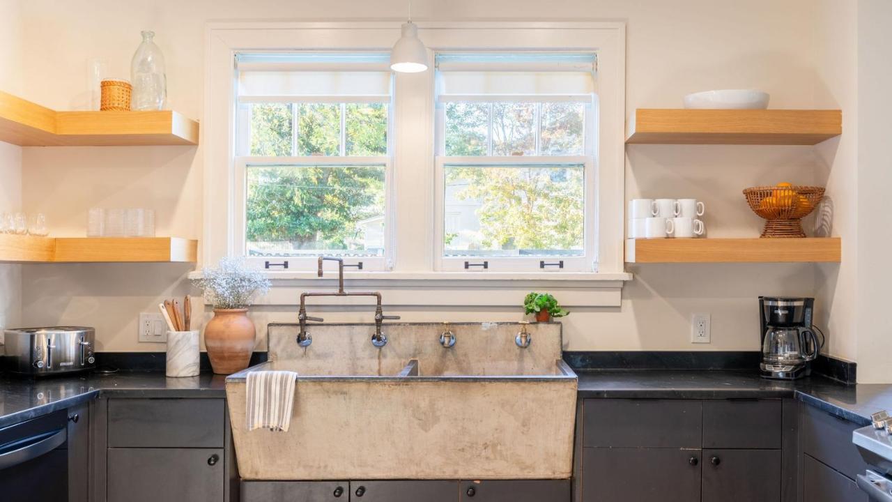 Southern Charm Backyard Firepit Outdoor Dining Mins to Downtown Chapel House by AvantStay - 5