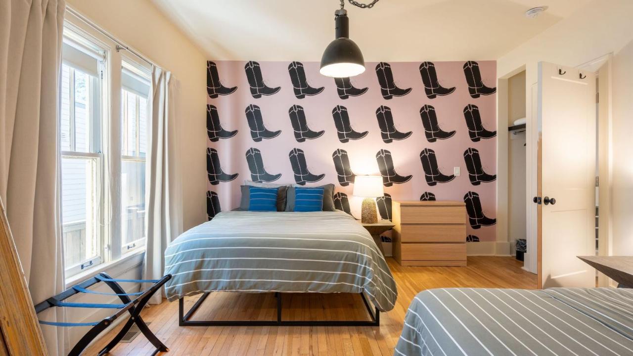 Southern Charm Backyard Firepit Outdoor Dining Mins to Downtown Chapel House by AvantStay - 3