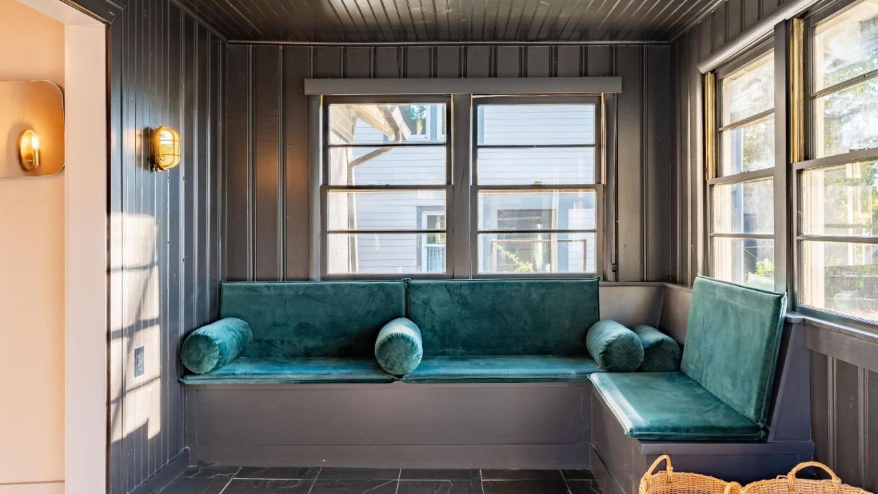 Southern Charm Backyard Firepit Outdoor Dining Mins to Downtown Chapel House by AvantStay - 4