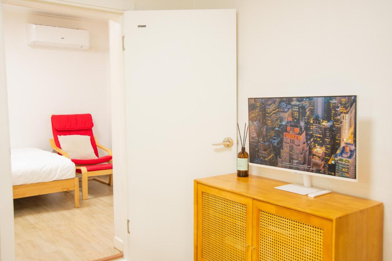 5 minutes walk from Itaewon Station # 2 Queen size beds # Emotional accommodation - 5