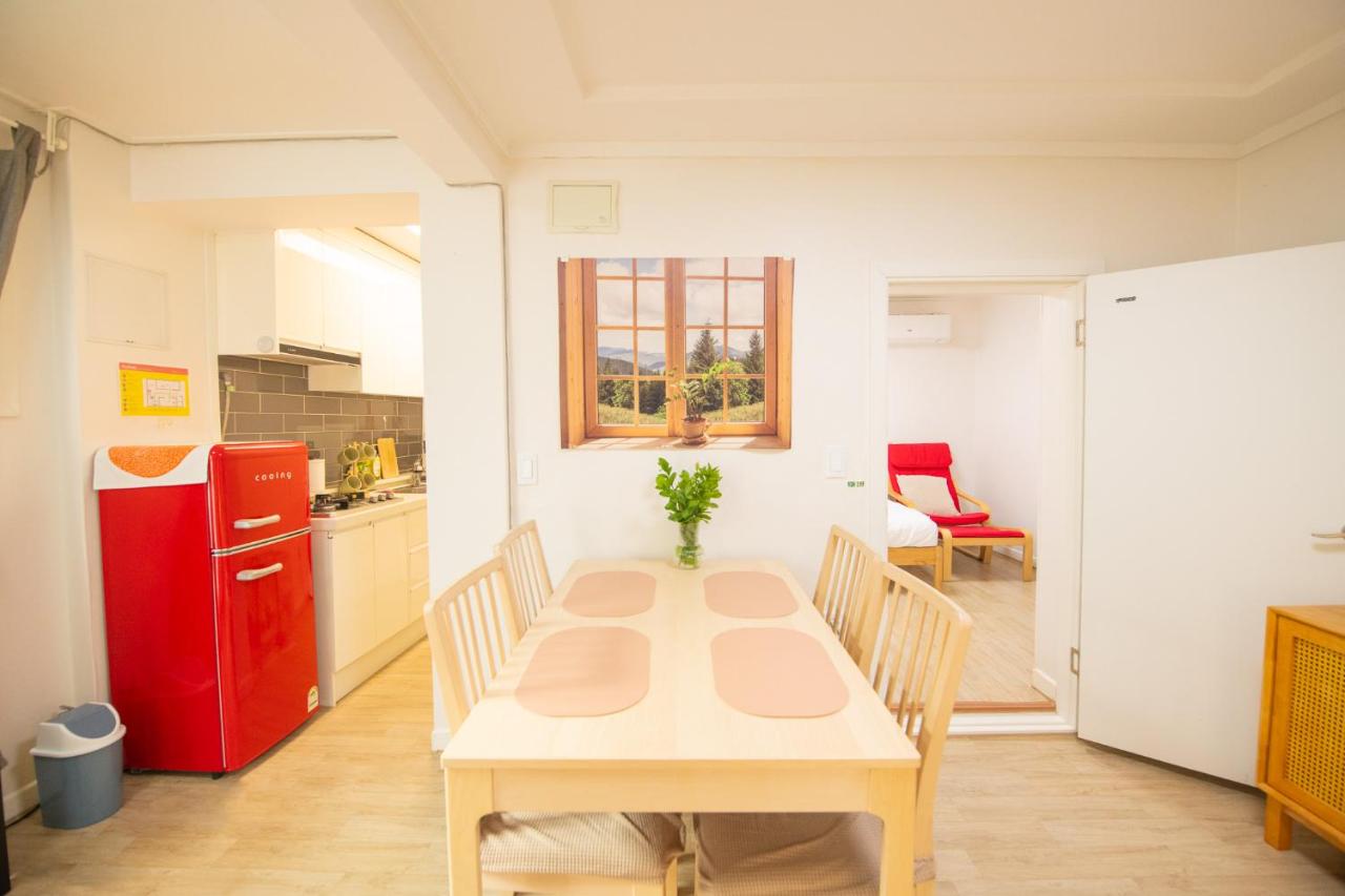 5 minutes walk from Itaewon Station # 2 Queen size beds # Emotional accommodation - 4