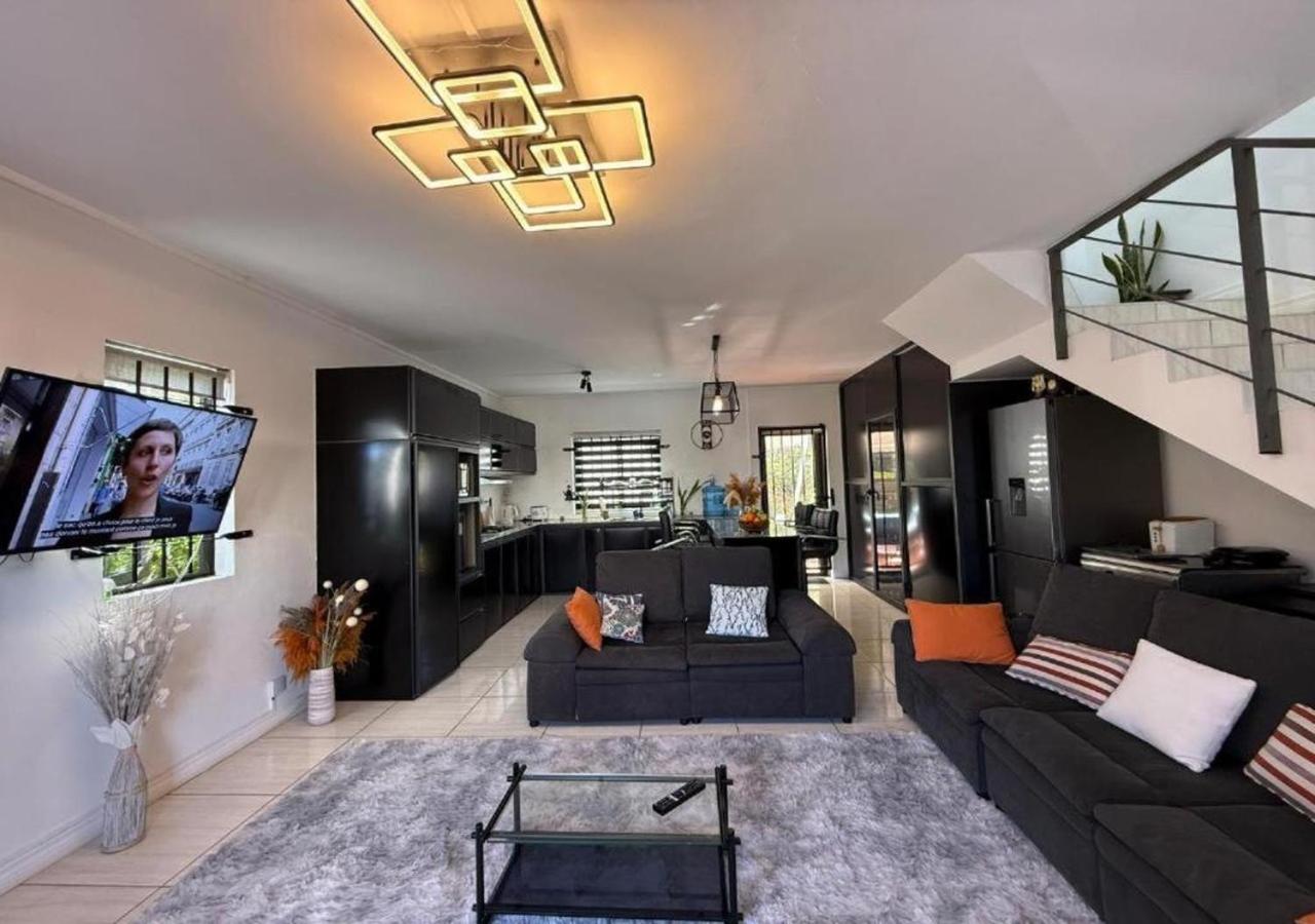 Divine Duplex with Lush garden 7 Minutes Drive to the Beach - 3