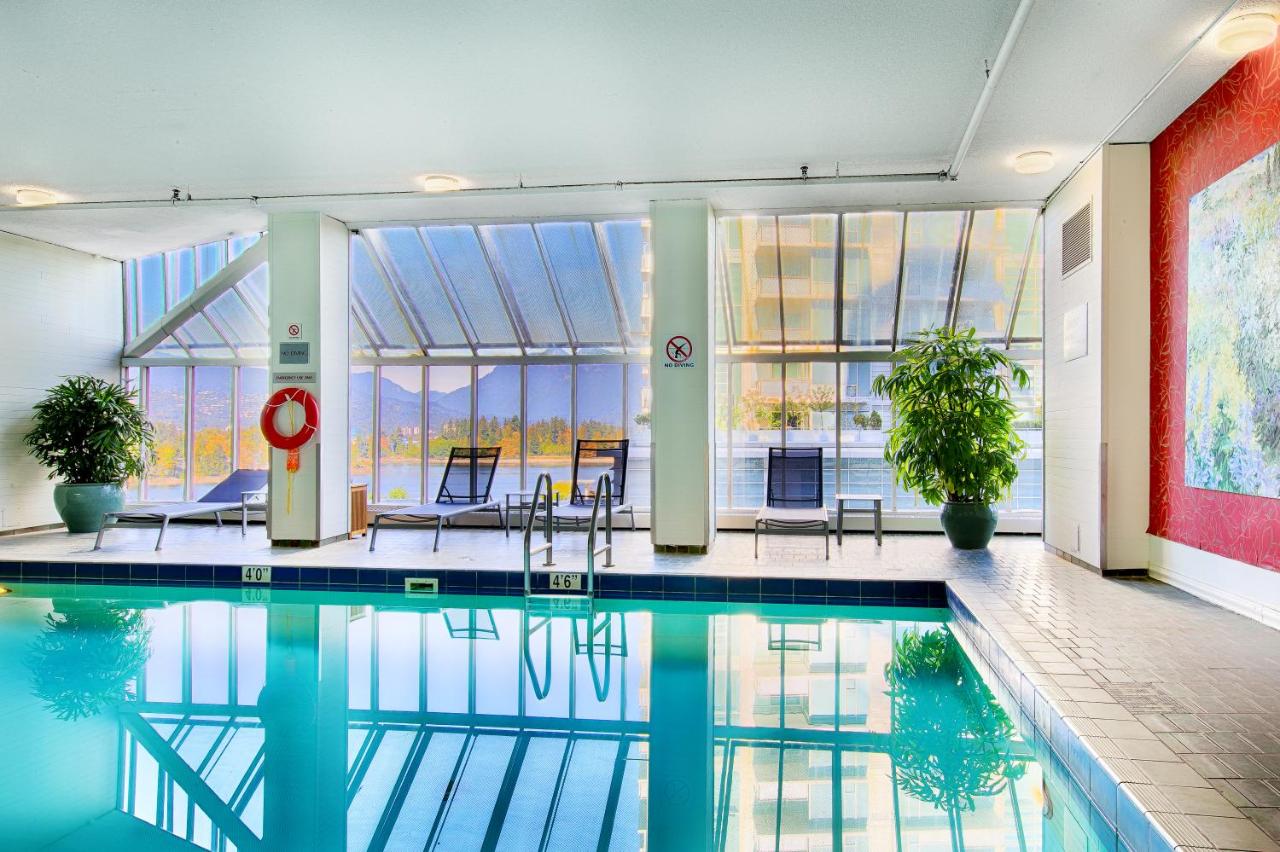 Heated swimming pool: Pinnacle Hotel Harbourfront