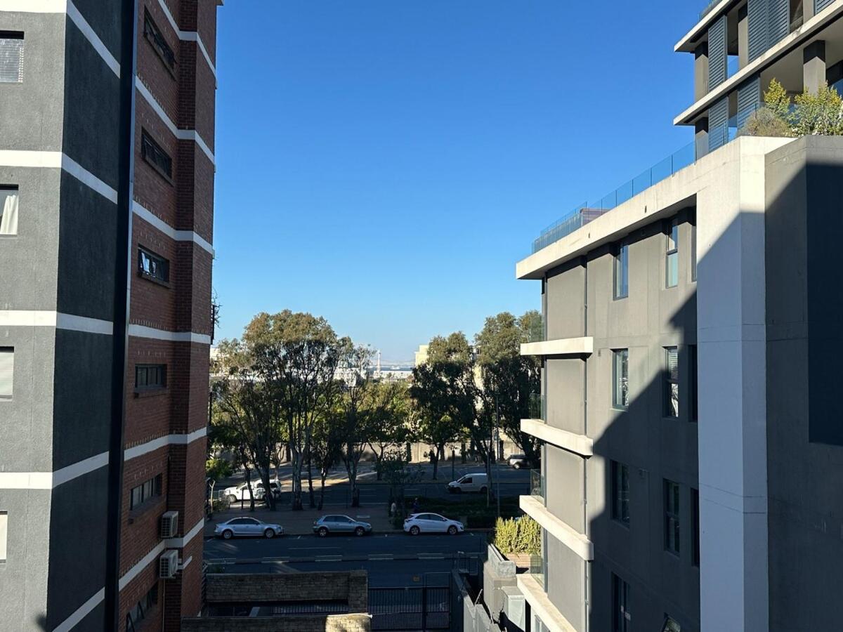 Modern 1 Bed at The Braemar in Green Point with Parking - 4