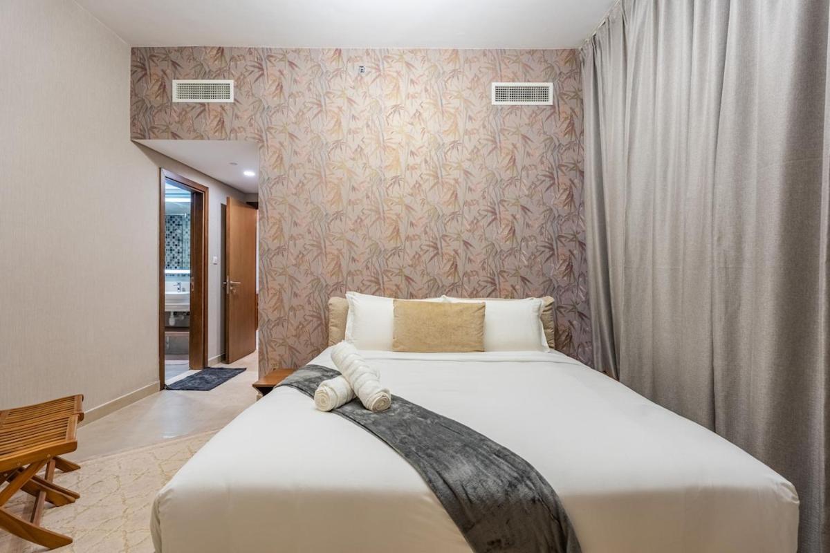Premium 1BR King Bed Dubai Healthcare City - 2