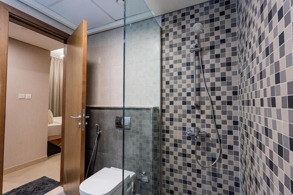 Premium 1BR King Bed Dubai Healthcare City - 3