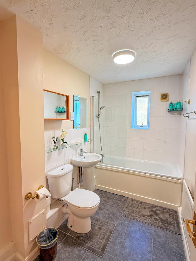 Modern 2 Bed Sleeps 6 near O2 ExCeL Enjoy river views and easy access to the IFS Cloud Cable Car Features 2 bedrooms plus a sofa bed for 6 guests - 3