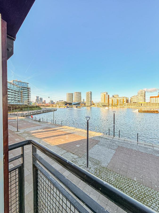 Modern 2 Bed Sleeps 6 near O2 ExCeL Enjoy river views and easy access to the IFS Cloud Cable Car Features 2 bedrooms plus a sofa bed for 6 guests - 5